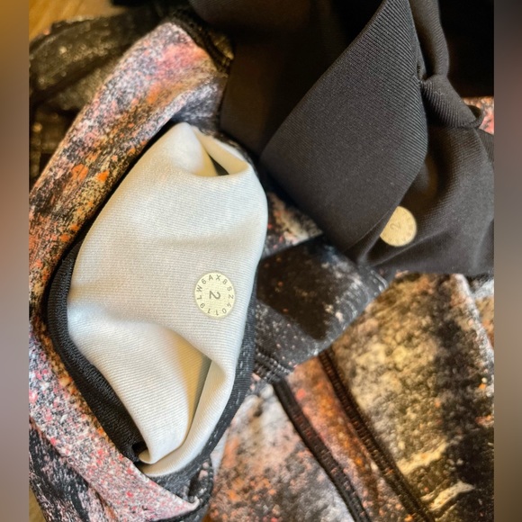 Bundle of Lululemon crops - Picture 5 of 7